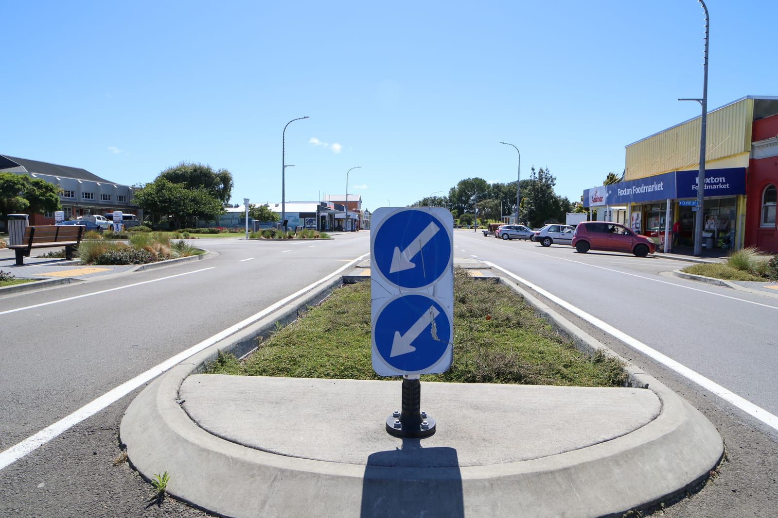 Roadway with dual-direction signage, Foxton